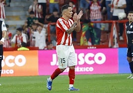 Roque Mesa, en un partido en El Molinón.