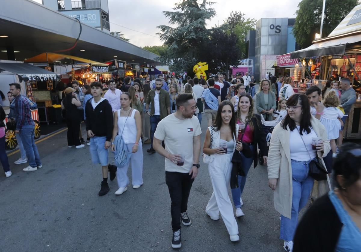 Cuando se acerca la hora de los conciertos, el público se multiplica en el recinto ferial de Gijón.