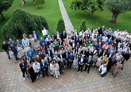 Los premiados posaron rodeados de los invitados y las autoridades que asistieron a la entrega de los premios en Latores.