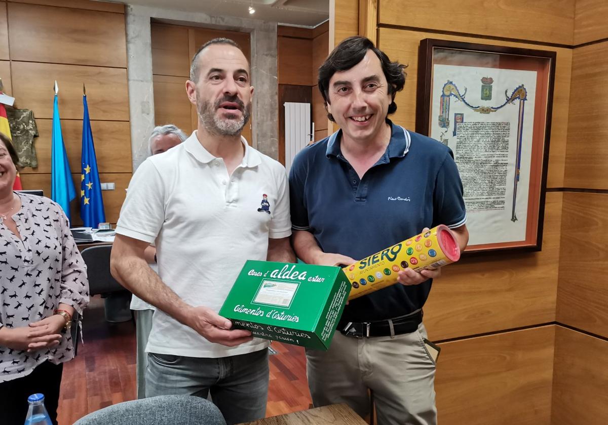 Los alcaldes Ángel García y Gerardo Sanz en la reunión para la firma de convenio de colaboración entre los ayuntamientos de Siero y Llanera.