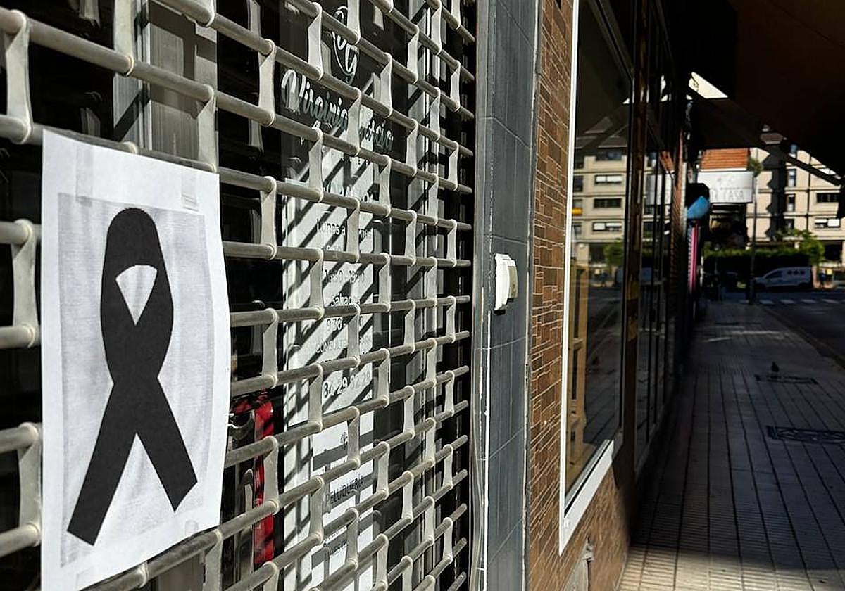 Crespones en Nuevo Gijón en señal de luto por 'Juanjo', el farmacéutico