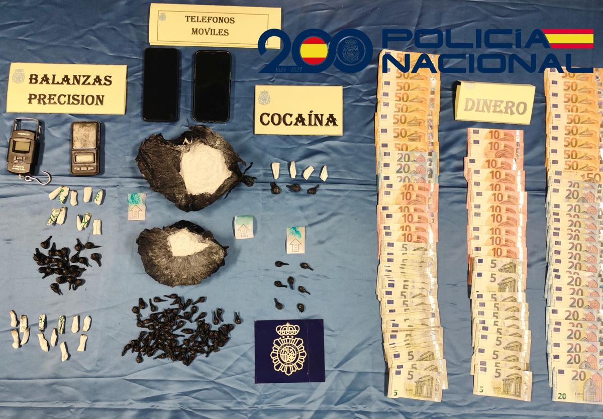 Droga, dinero y material incautado por la Policía en el restaurante.