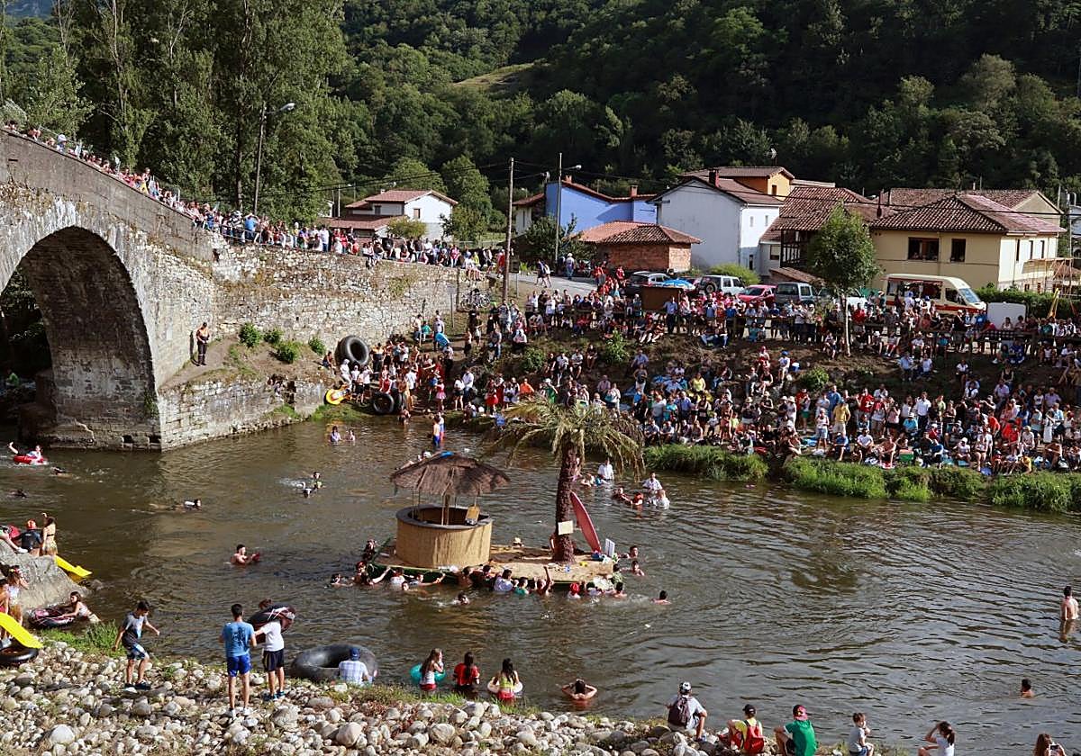 Una de las pasadas ediciones del Descenso Folklórico del Nalón.