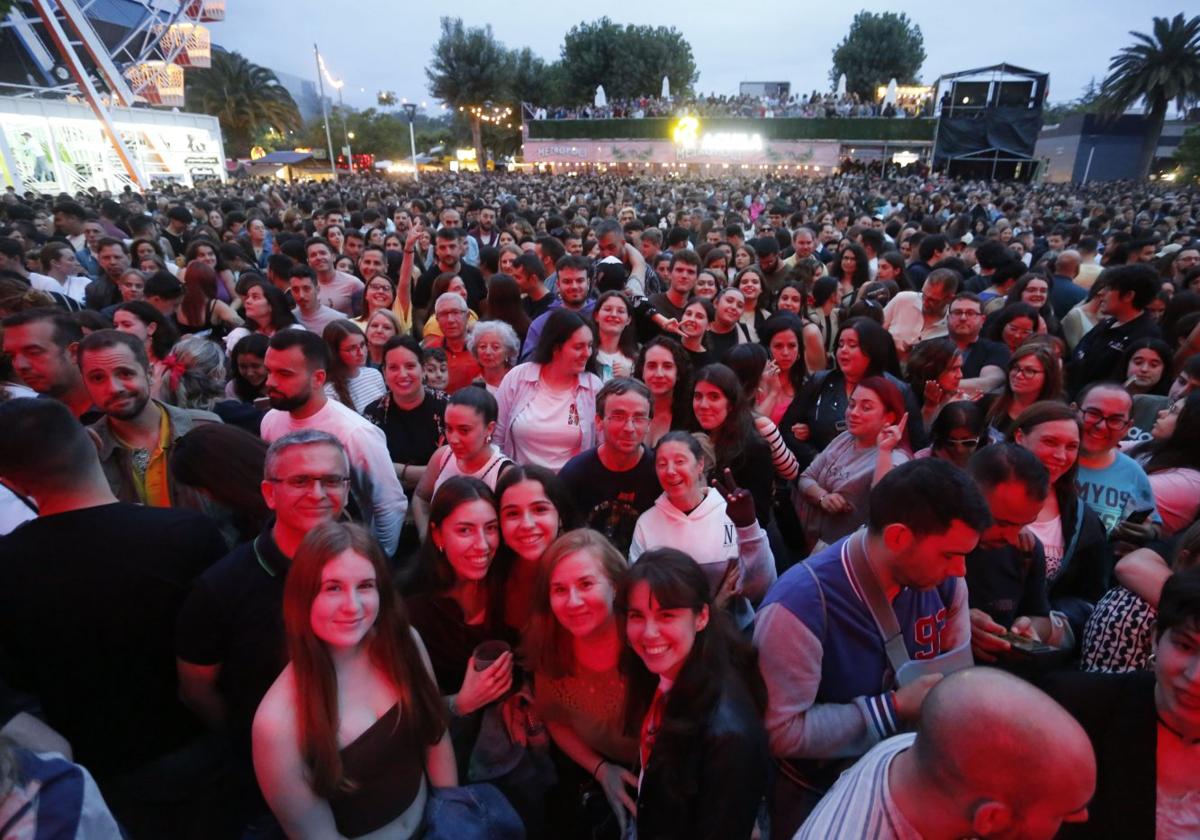 Cientos de personas abarrotaron el recinto ferial gijonés para disfrutar del concierto de los donostiarras.