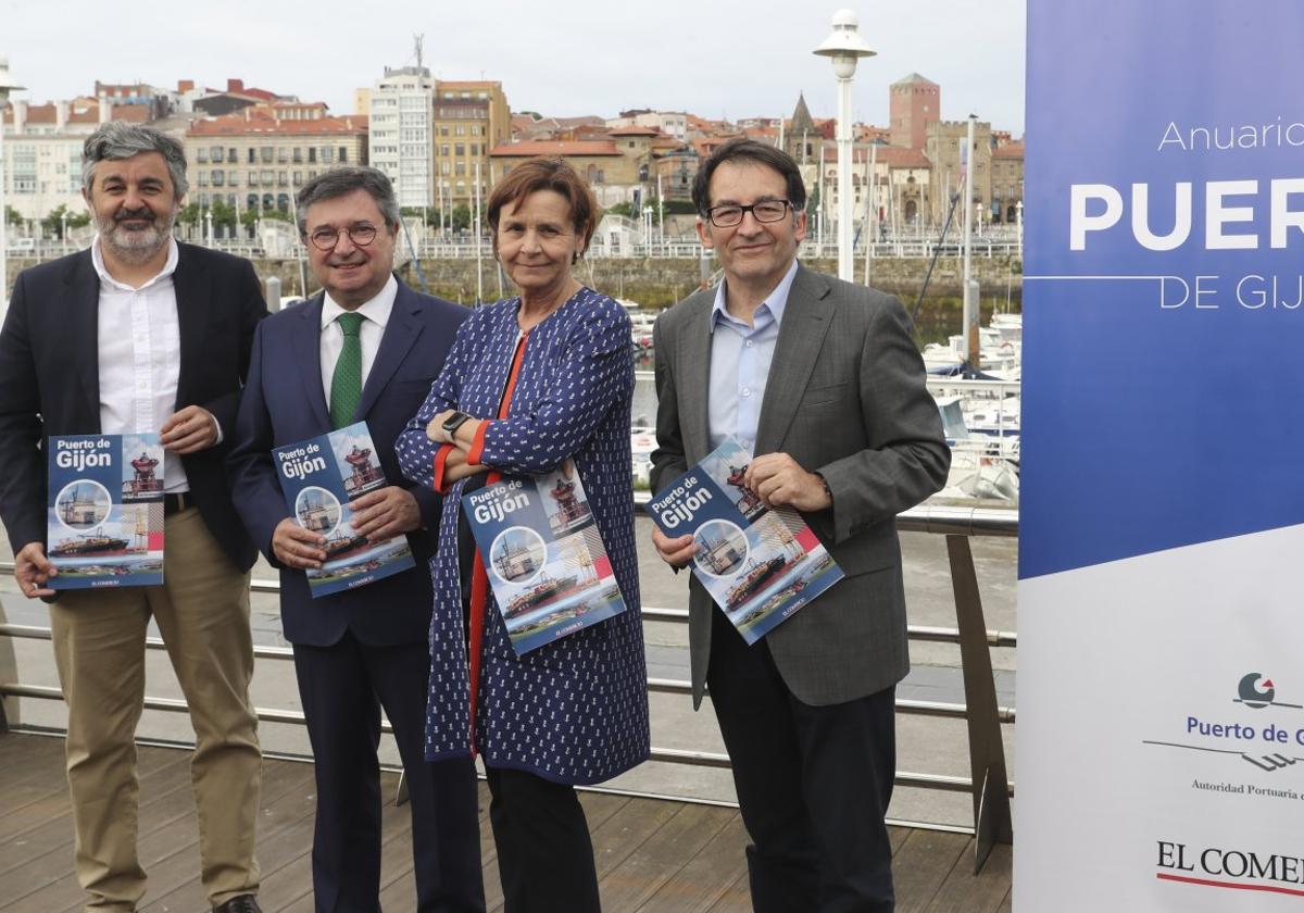 El consejero de Fomento, Alejandro Calvo; el presidente de la Autoridad Portuaria, Laureano Lourido; la alcaldesa, Carmen Moriyón; y el director de EL COMERCIO, Ángel M. González, con el anuario del Puerto.