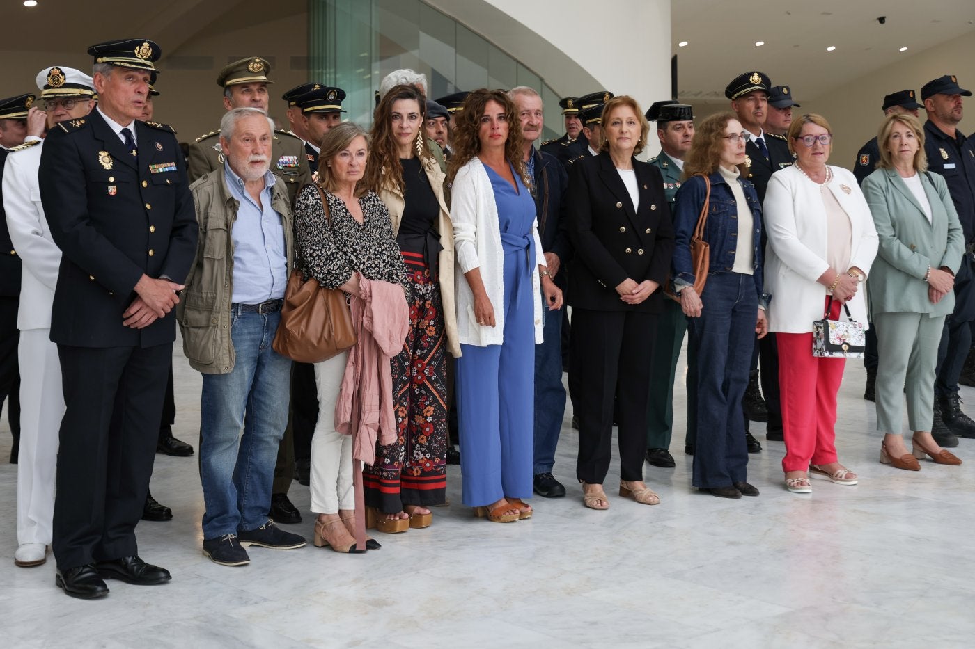 Las autoridades con familiares del policía asturiano Enrique Nieto, asesinado por Valentín Lasarte en San Sebastián.