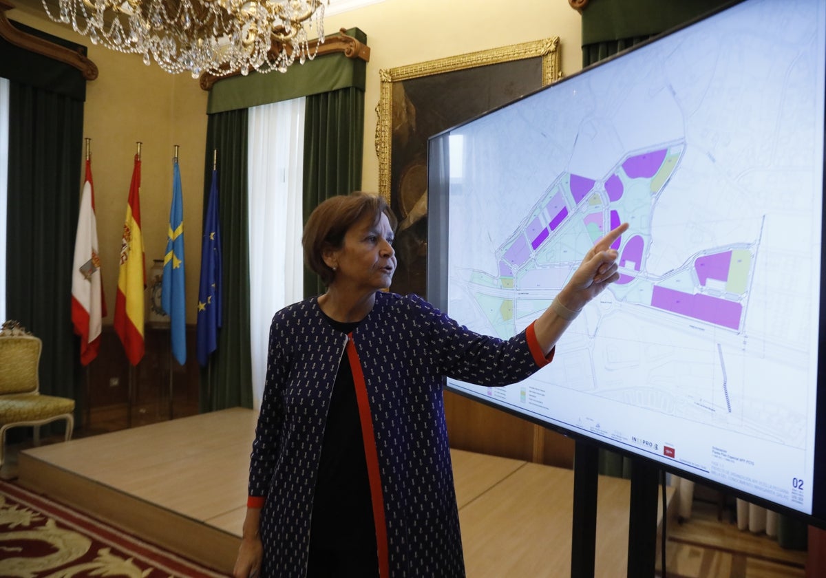 La alcaldesa señala algunas de las primeras parcelas que se van a comercializar en la ampliación del Parque Científico, pintadas en color morado.