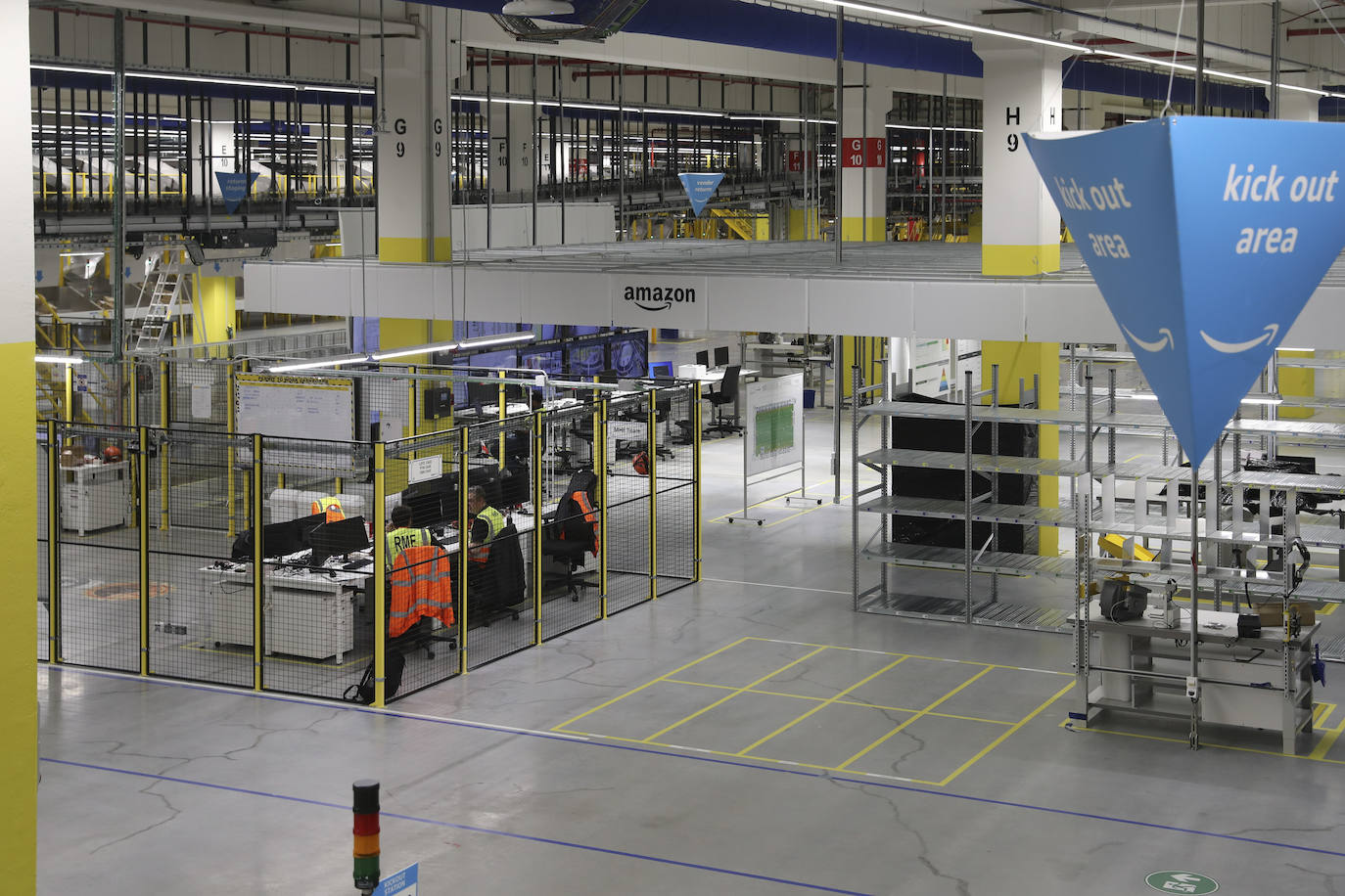 Las entrañas del centro de Amazon en Asturias: así son las instalaciones