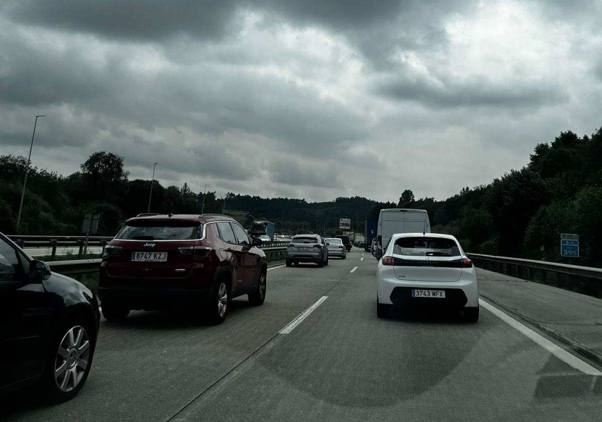 Imagen del atasco en la autovía del Cantábrico.