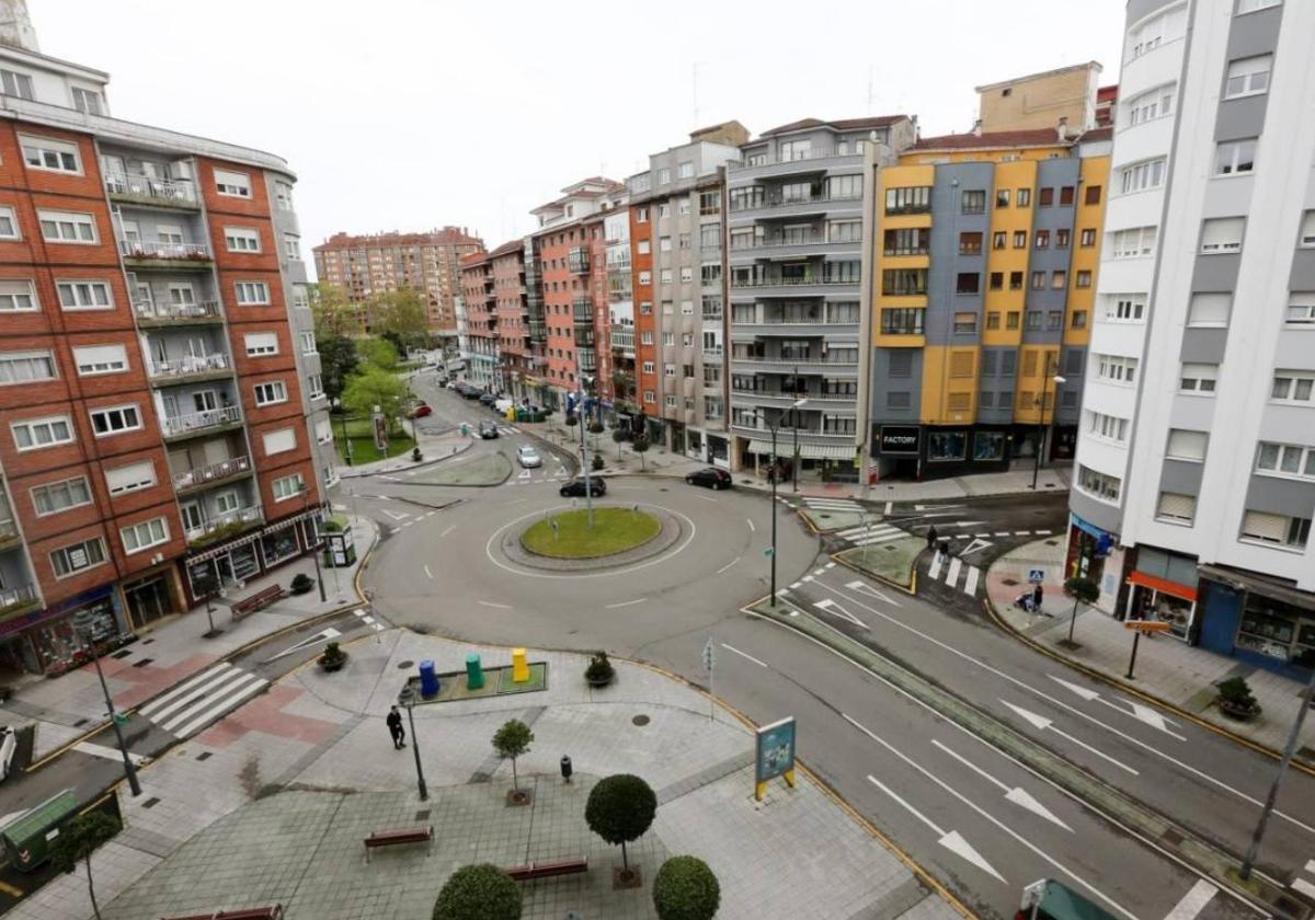 Afronta un año de cárcel por dejar a sus hijas, de tres y seis años, en el coche para irse de copas en Avilés