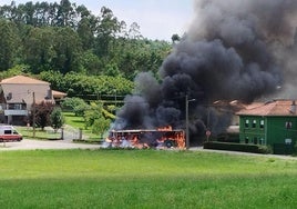 El incendio generó una densa columna de humo negro.