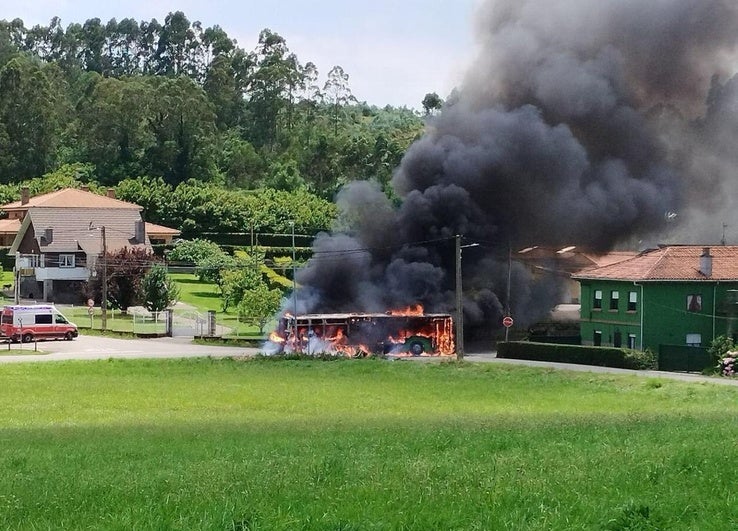 El incendio generó una densa columna de humo negro.