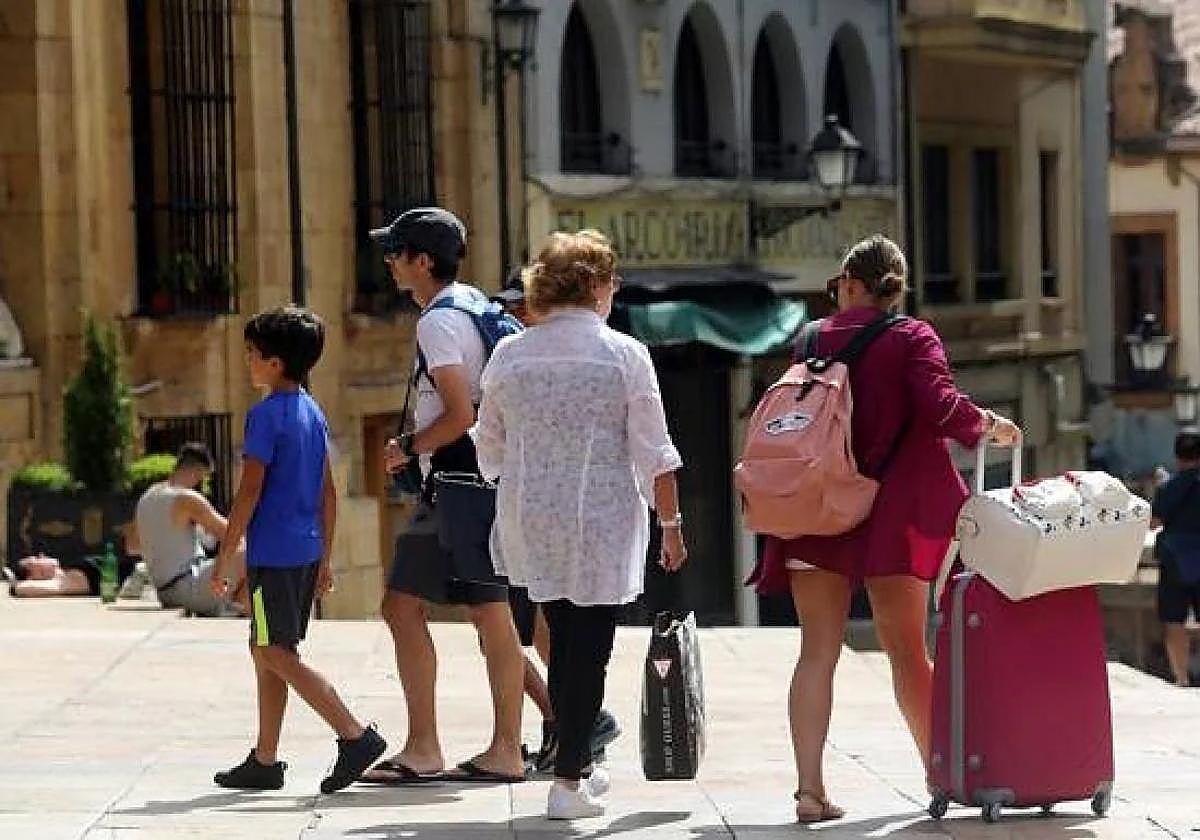 Una familia de turistas, en Oviedo.