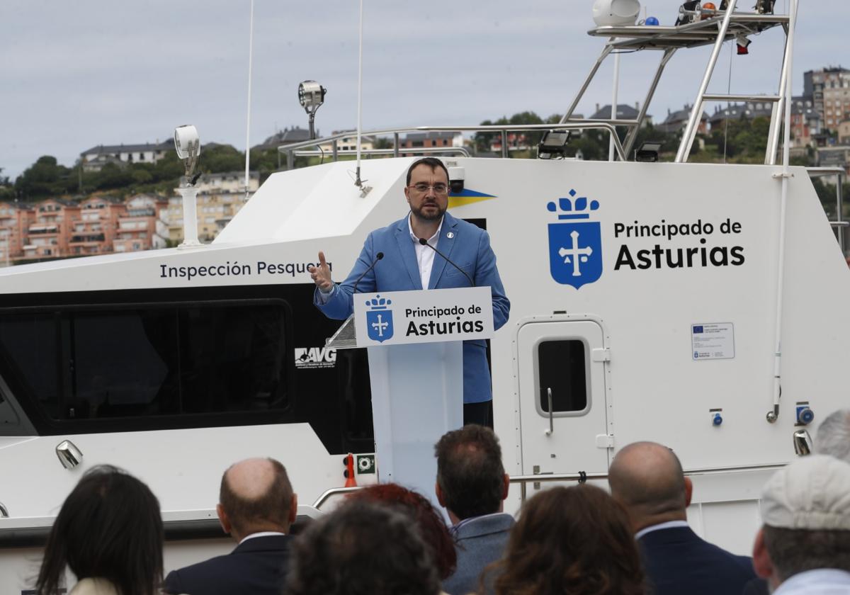 Adrián Barbón inaugura en Castropol un barco con 22 metros de eslora para intensificar la lucha contra el furtivismo.