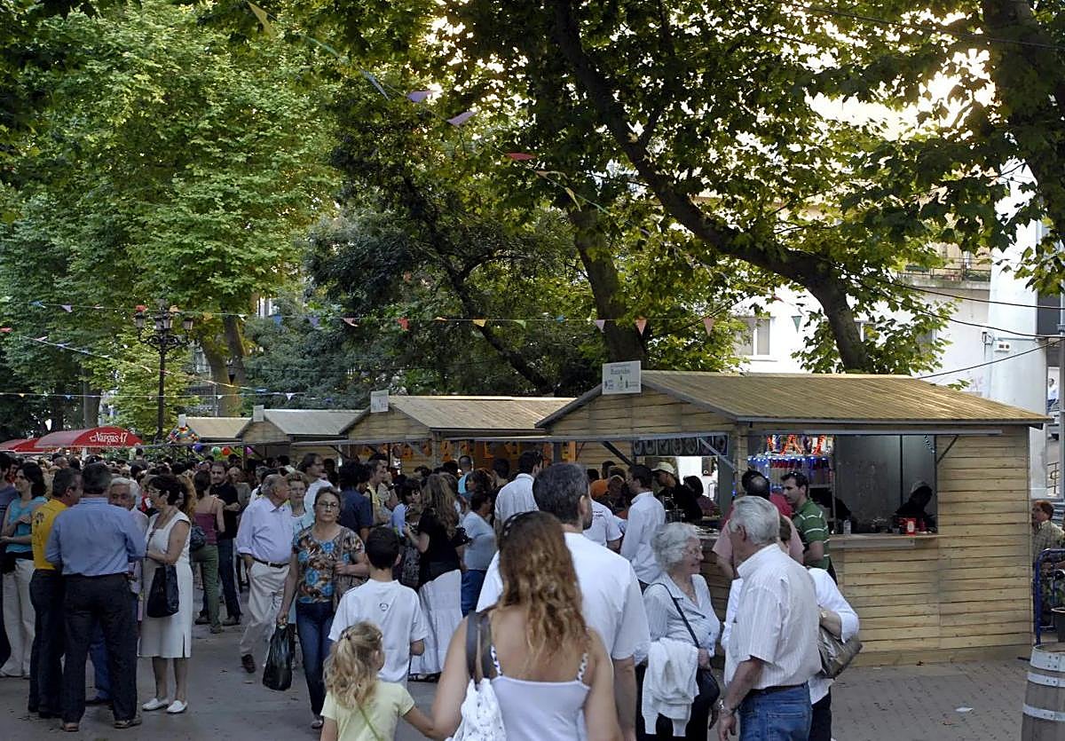 Casetas de hostelería que Santander monta por su Semana Grande y cuya estética se podría replicar este agosto en el paseo de Begoña.