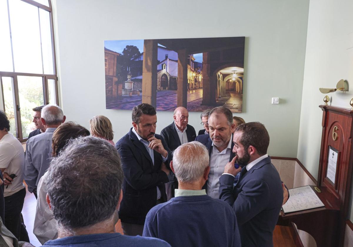 Los presidentes de las cámaras de de Avilés y Oviedo, González y Paniceres, dan el pésame a uno de los hijos de Carlos Rodríguez de la Torre ayer en el tanatorio.