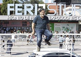 El artista Tadanori Yamaguchi, autor del cartel del centenario de la FIDMA, delante de la Feria de Muestras.