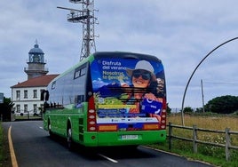 Autobús de la línea de verano a su llegada al Cabo Peñas.