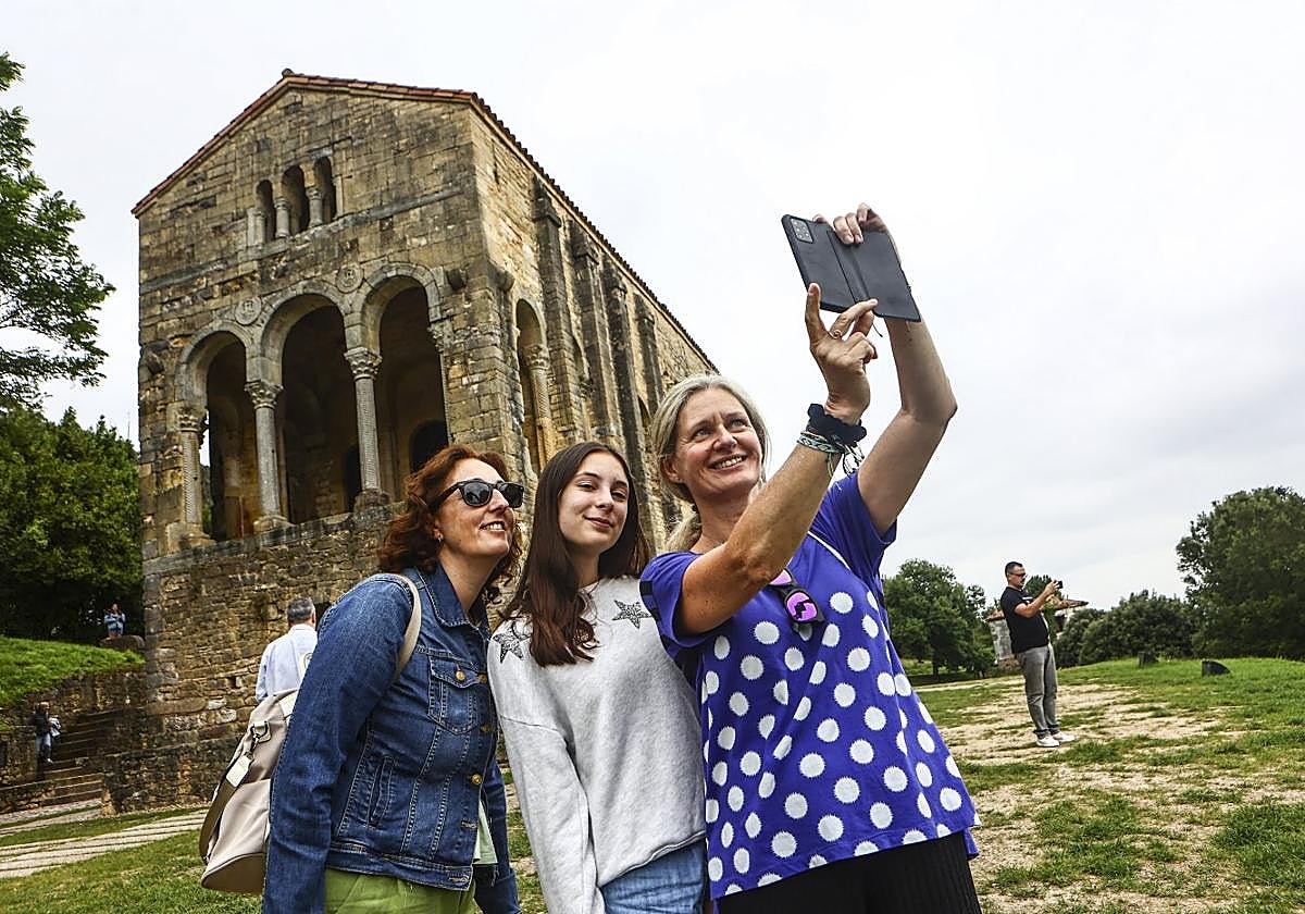Día de relax. Nieves Sánchez, Lola Burgo y EvaDelgado se hacen un 'selfie' ante SantaMaría del Naranco.