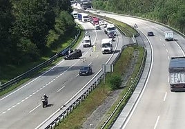 El vehículo volcado en la A-66.