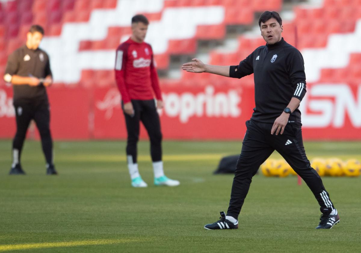 'Cacique' Medina durante su primer entrenamiento con el Granada.