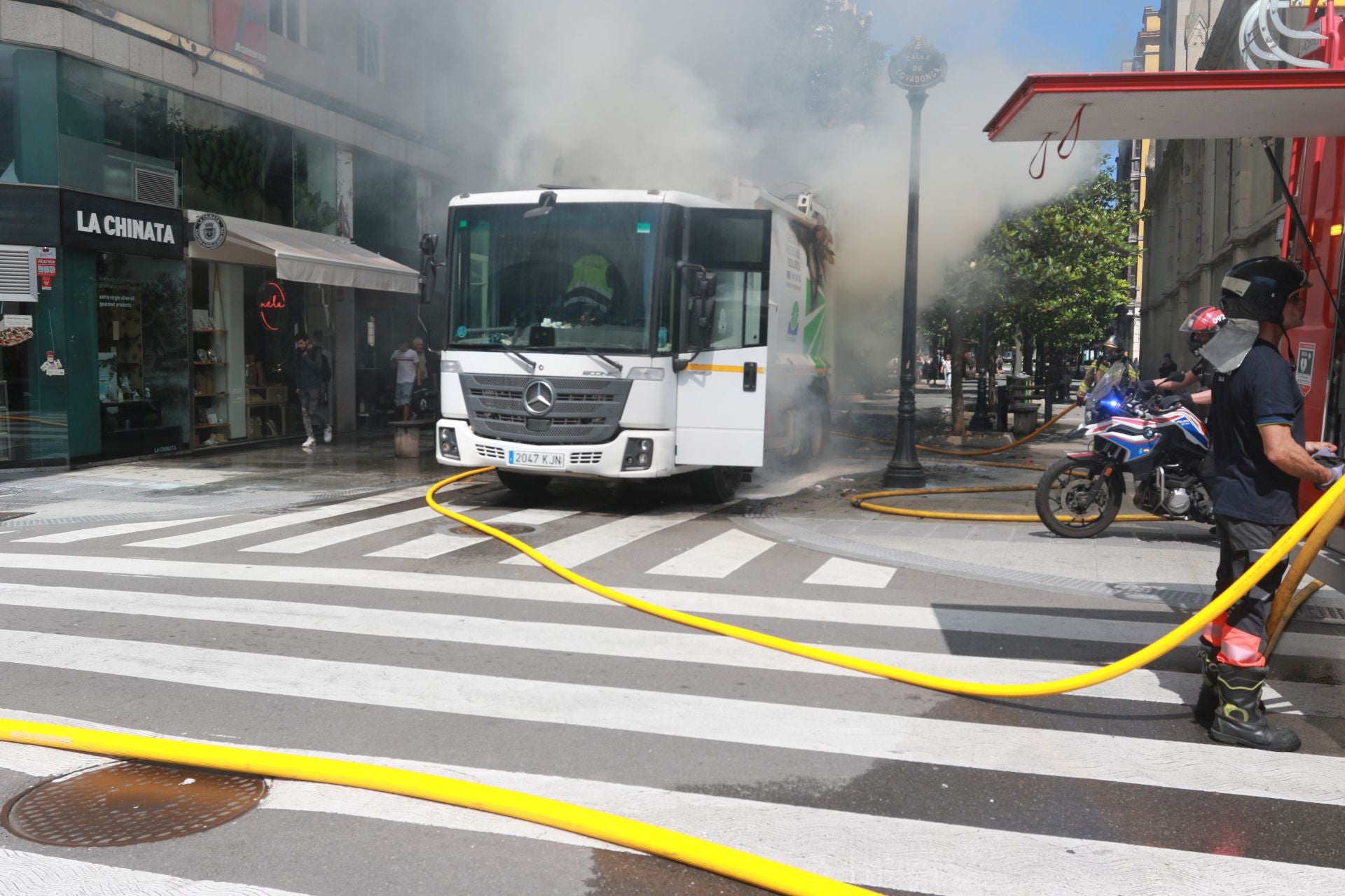 Arde en Gijón un camión de Cogersa