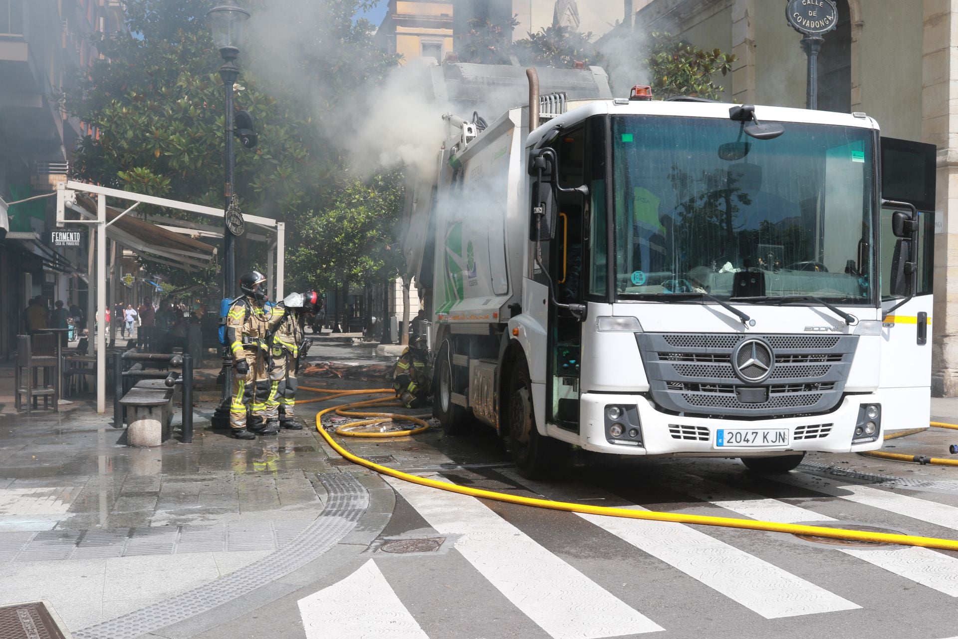 Arde en Gijón un camión de Cogersa