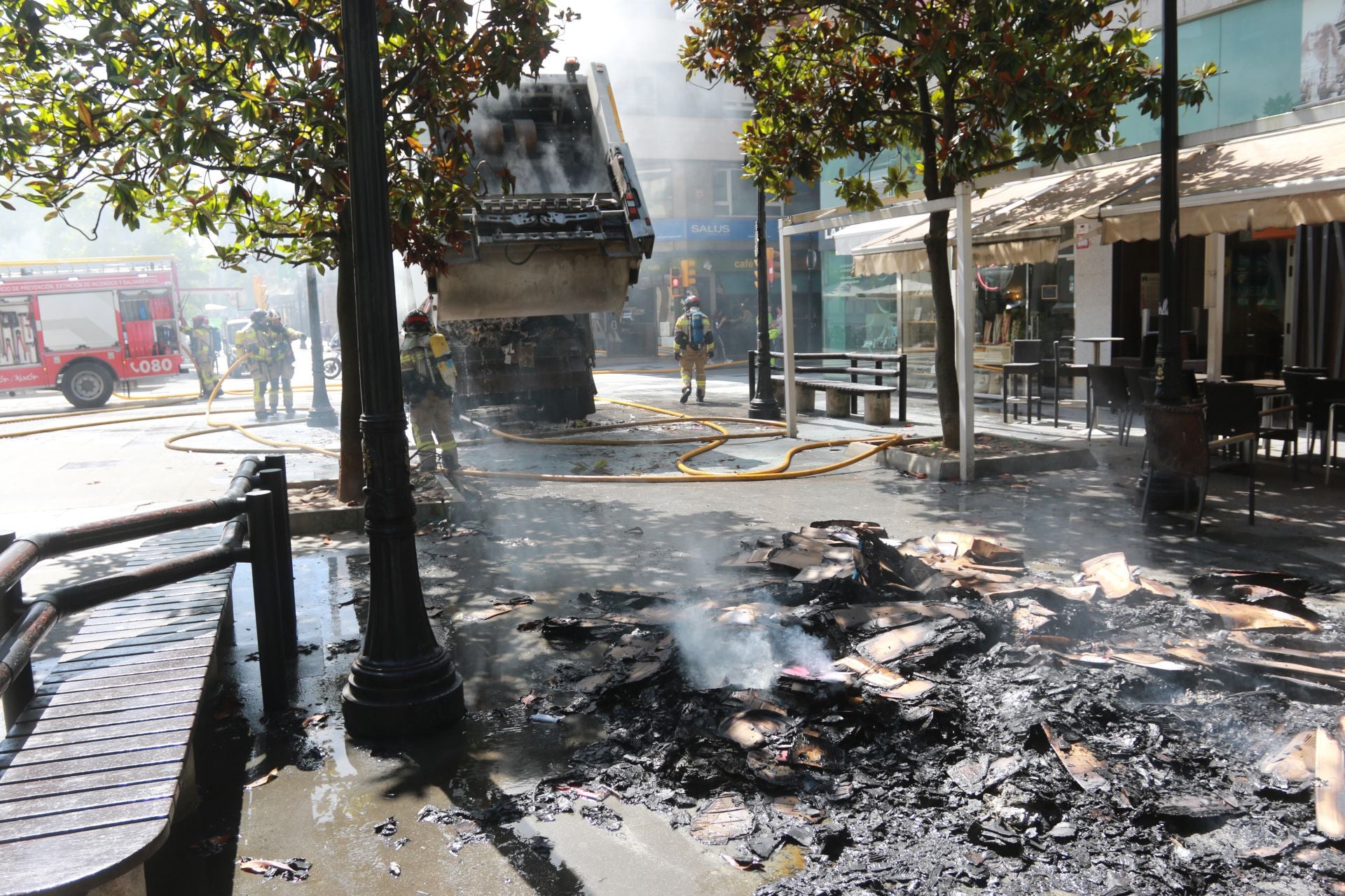 Arde en Gijón un camión de Cogersa