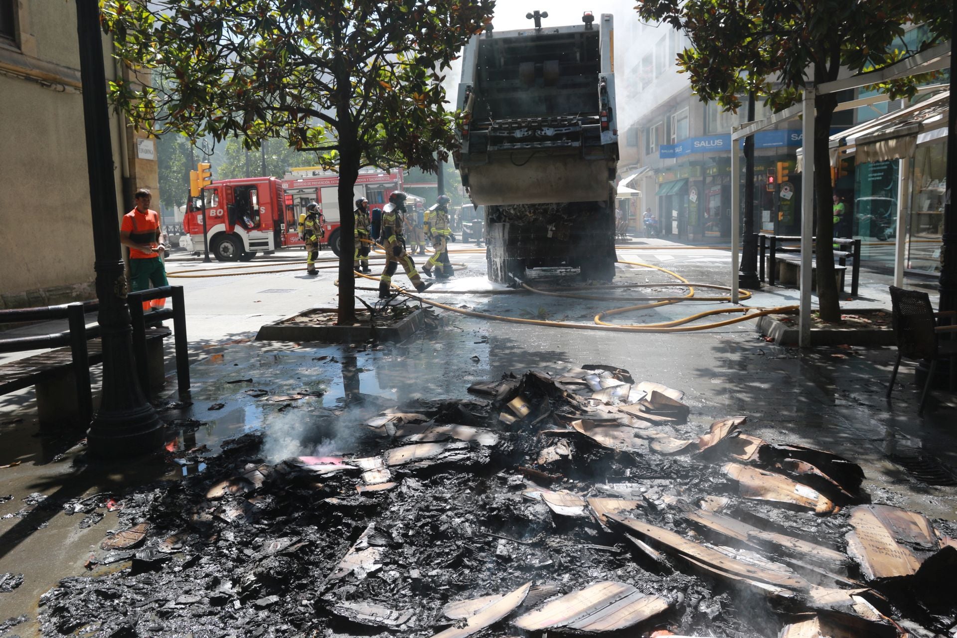 Arde en Gijón un camión de Cogersa