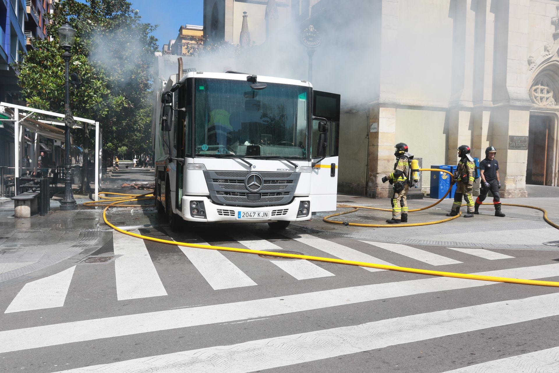 Arde en Gijón un camión de Cogersa