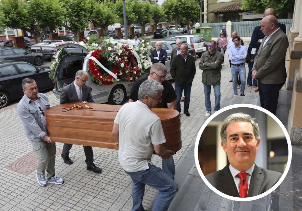 El féretro de Carlos Rodríguez de la Torre accediendo a la iglesia del Carmen de Salinas.