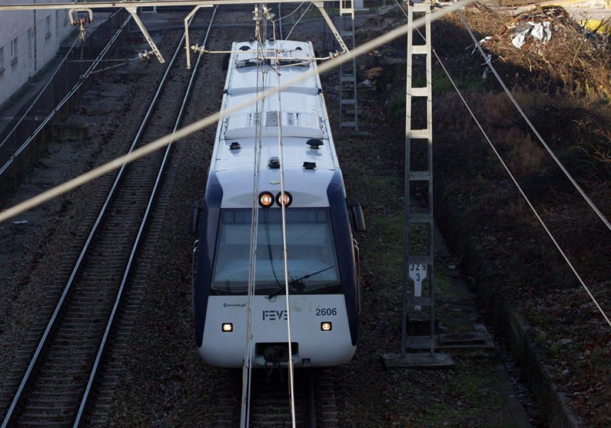 Un tren de cercanías entrando en la estación de El Berrón, en el concejo de Siero.