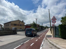 Uno de los carriles bici, junto al polígono de Bobes.