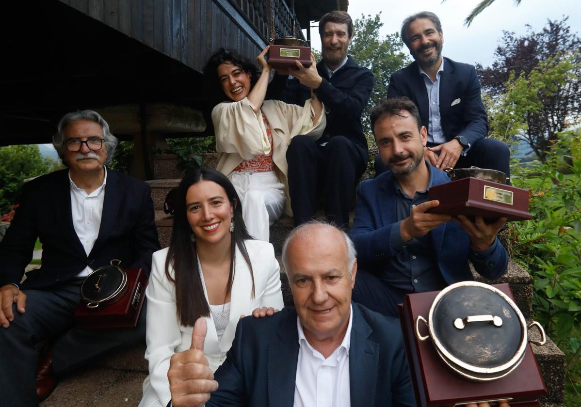 Los ganadores de las Calderetas de don Calixto de este año, con sus premios, tras la gala celebrada esta semana en Deloya Latores.