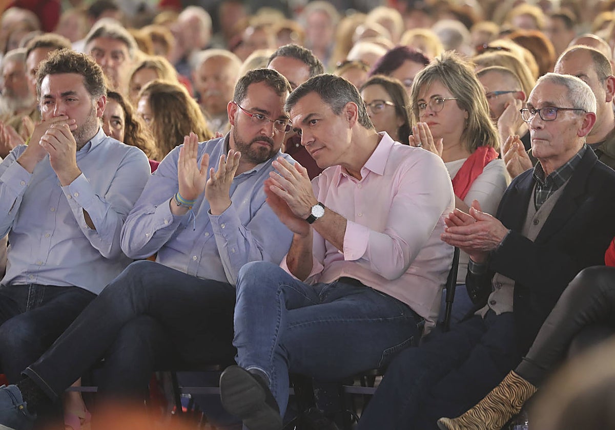 El presidente del Principado, Adrián Barbón, junto al presidente Pedro Sánchez, en un mitin en Gijón hace un mes.