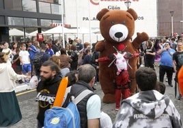 tDeadpool abrazando a un oso en el recinto de Metrópoli.