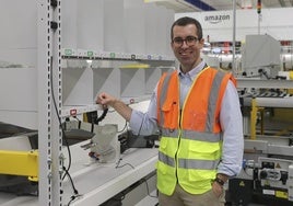 El director del súper centro logístico de Amazon en Siero, Carlos Ordeig, en uno de los puestos de trabajo del almacén.