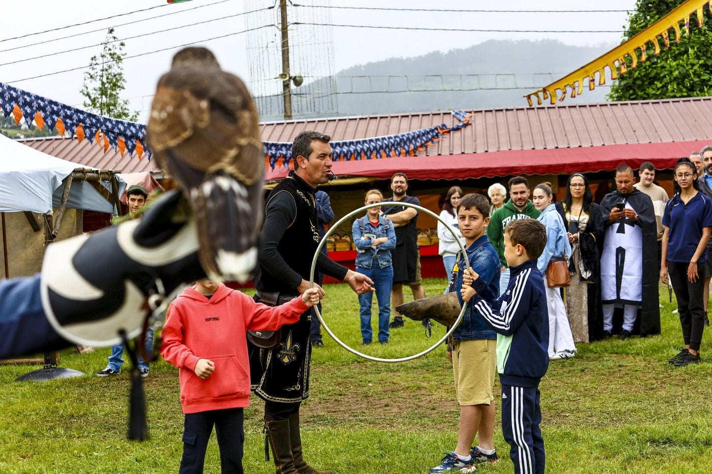 tLas exhibiciones de cetrería lograron congregar a un gran número de público, siendo los pequeños de la casa los más interesados en fotografiarse, y participar para poder estar cerca de las aves.