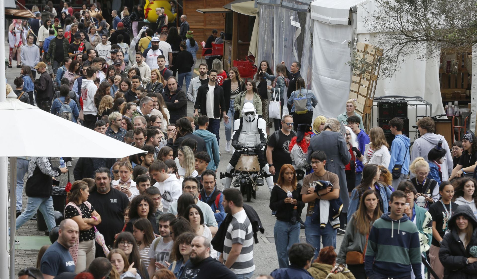 Dosis de nostalgia y cosplay en la víspera de la despedida de Metrópoli