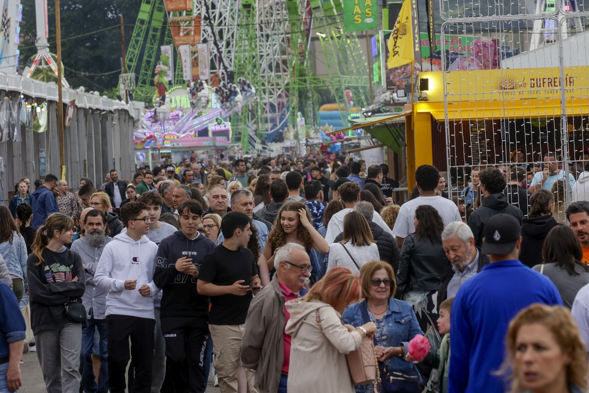 Llenazo en el primer gran sábado de la Semana Negra de Gijón