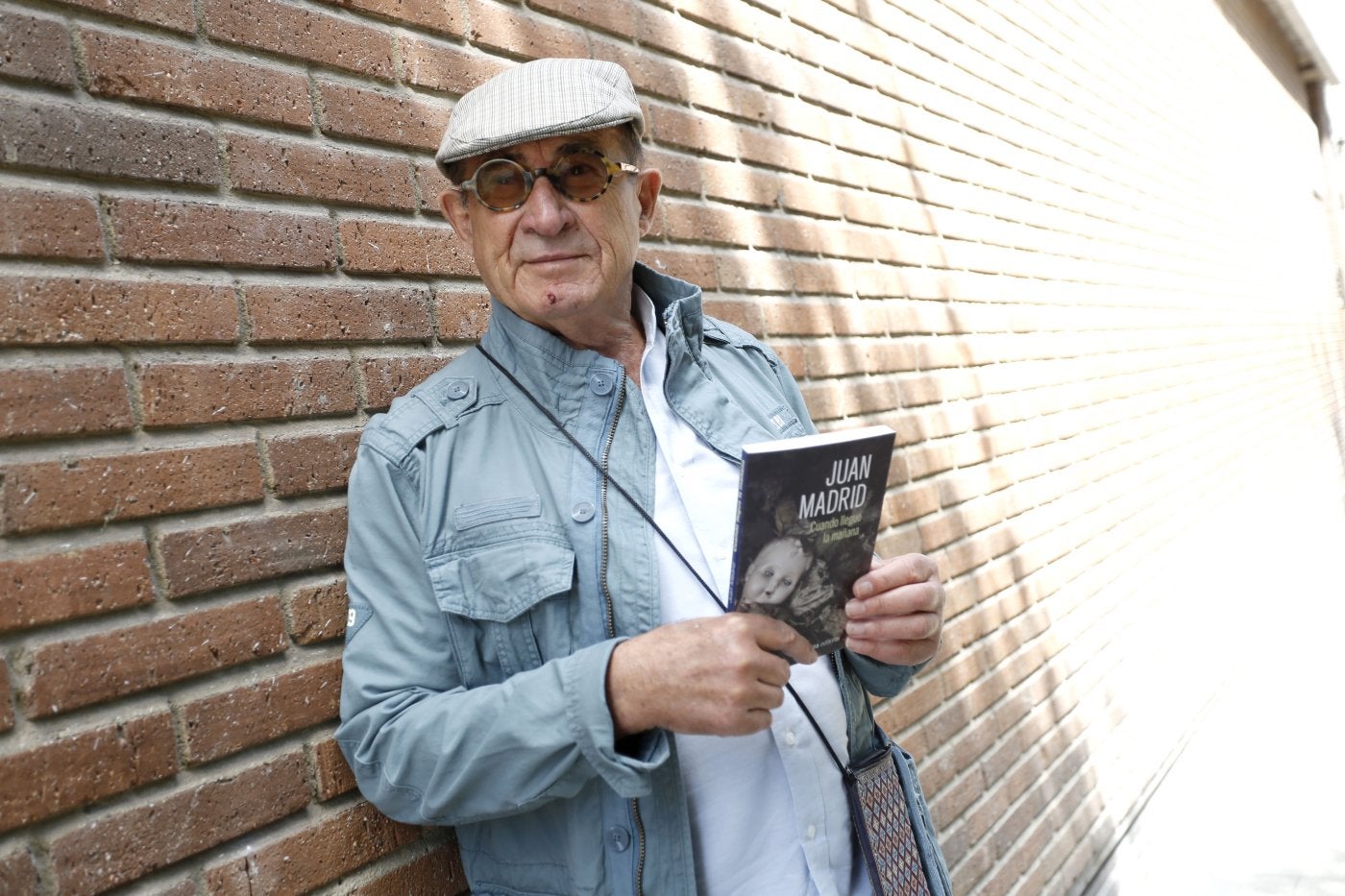 Juan Madrid, en las inmediaciones del Hotel Begoña.