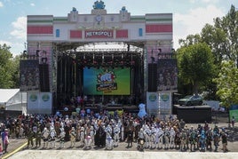 Unas 400 personas desfilaron ayer en Metrópoli vestidas de sus personajes de ficción favoritos. Algunos de los participantes posaron para una gran foto de familia.