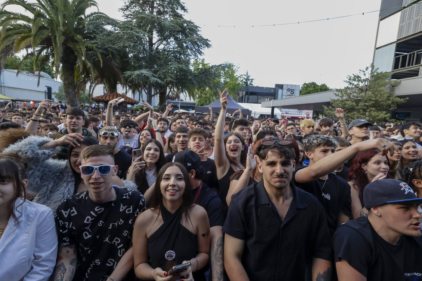 Metrópoli, hasta la bandera en el desfile y su despedida