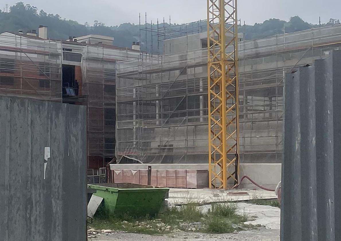 Varios operarios llevan días realizando trabajos en el interior de la parcela del cuartel mierense