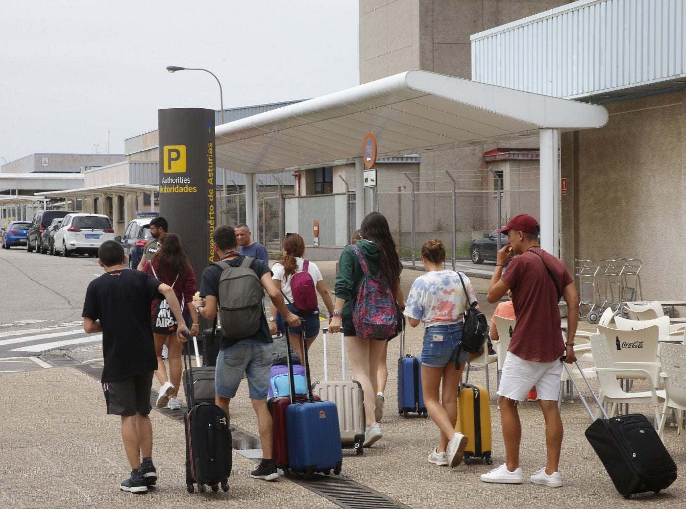 Varios turistas caminan en las inmediaciones del aeropuerto de Asturias