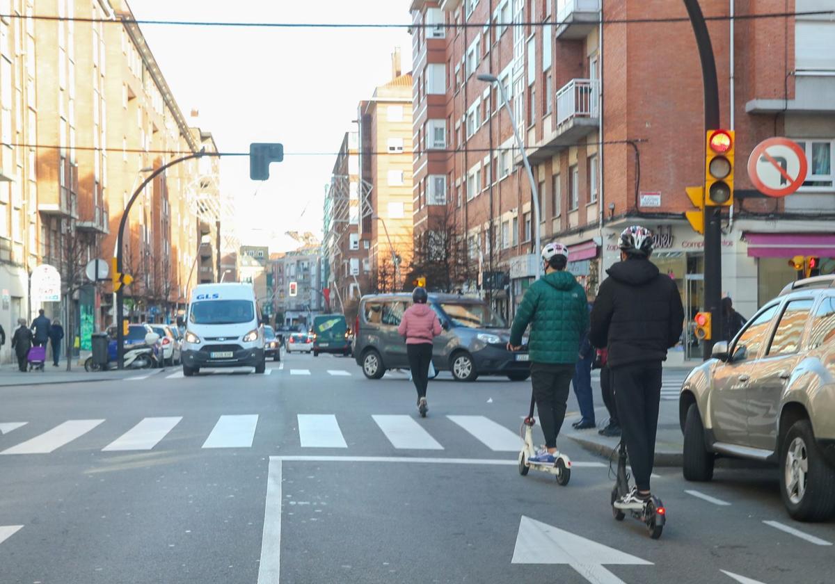 Tres patinetes eléctricos circulan por una calle de Gijón en una imagen de archivo.