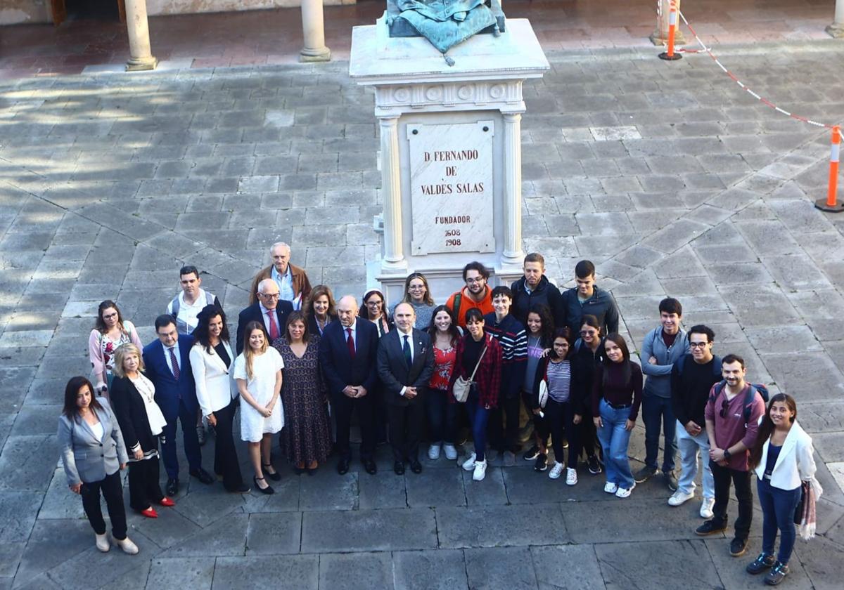 Los estudiantes universitarios junto al rector Ignacio Villaverde y Juan Cofiño.