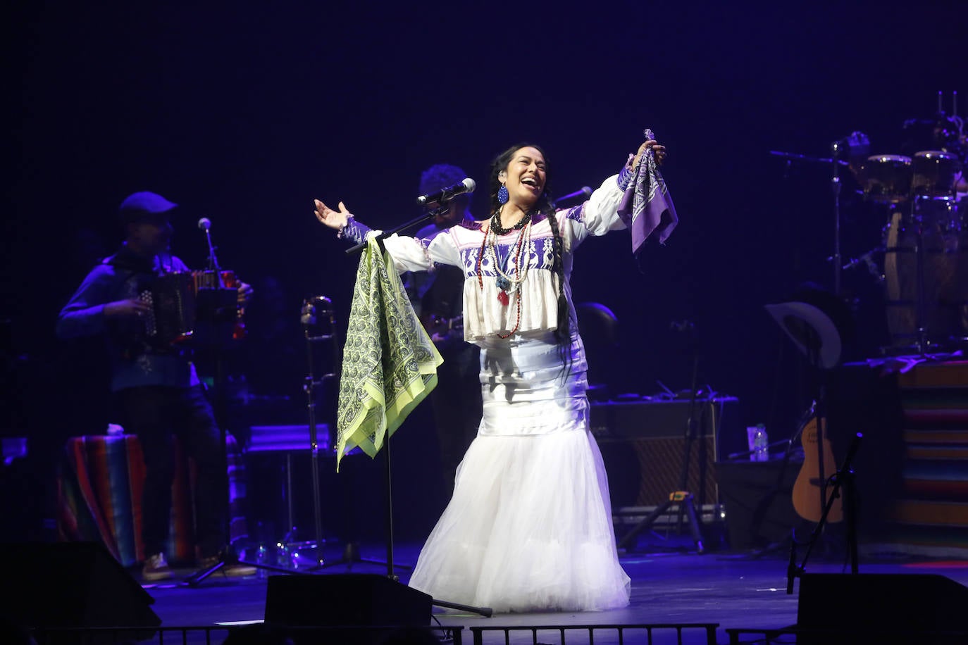 Lila Downs y Rodrigo Cuevas en La Laboral