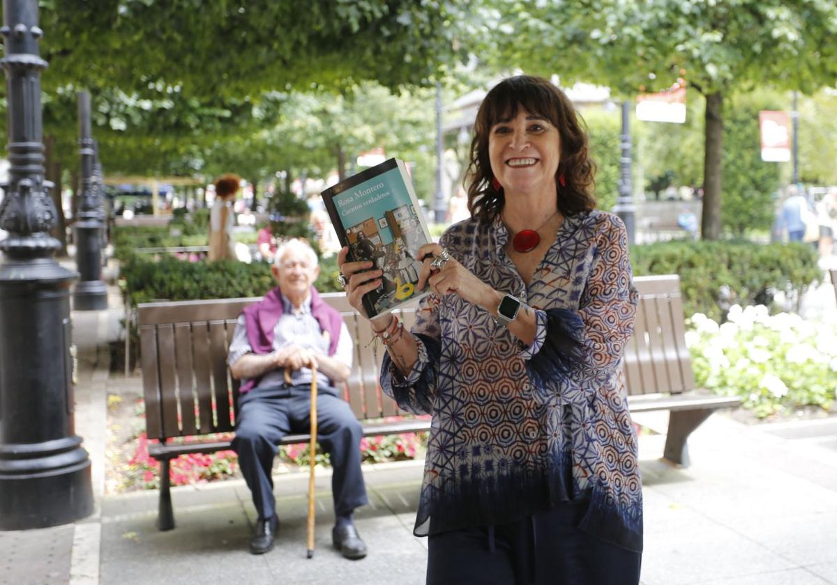 Rosa Montero, con su libro en las manos, en el paseo de Begoña.