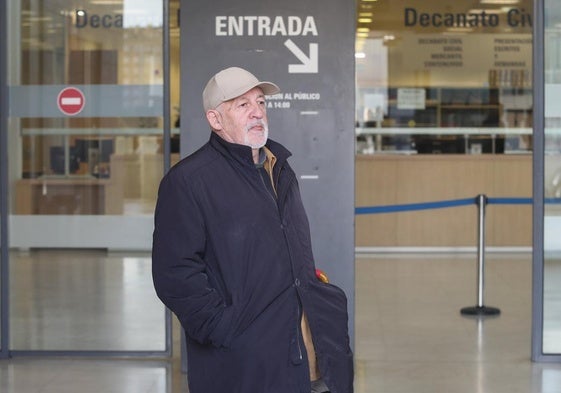 El 'padre Chus' a la entrada del Palacio de Justicia.